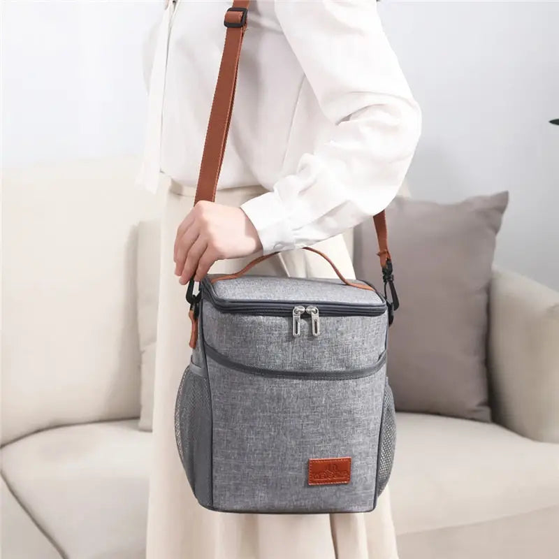 https://lunchbox-store.com/cdn/shop/files/lunch-bags-with-water-bottle-holder-974_1024x.webp?v=1692985424